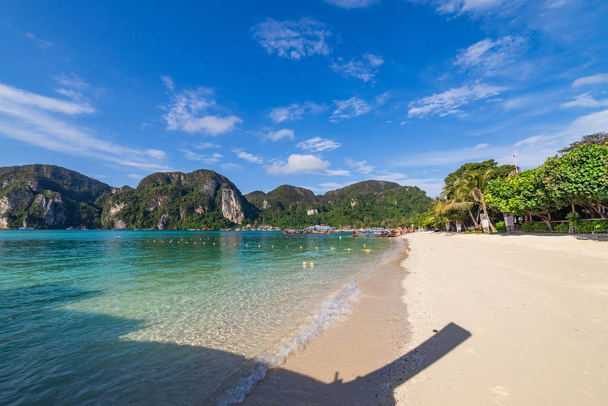 Beautiful tropical Loh Dalum beach in Phi Phi Island. Summer vacation. - Foto, immagini