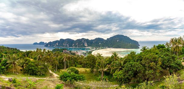 Panoraamanäkymät Phi Phi saarelle näköalapaikalta 2. Phi Phi Pier, Loh Dalum Beach, Ao Tonsai Beach ja ympäröivät vuoret näkyvät
. - Valokuva, kuva