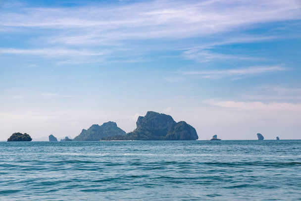 Kis sziklák és szigetek andamán tenger partjainál Thaiföld közelében Krabi és Railay Beach. - Fotó, kép