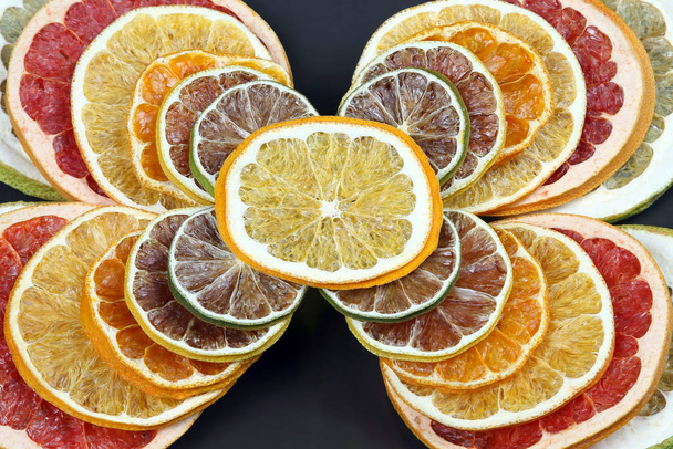 乾燥した柑橘類をプレートに混ぜ合わせ - 写真・画像