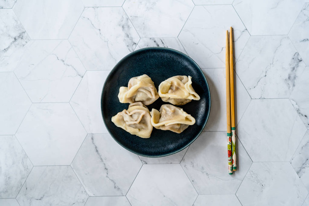 Homemade Steamed Asian Dumplings with Garlic Sauce. - Fotoğraf, Görsel