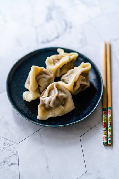 Homemade Steamed Asian Dumplings with Garlic Sauce. - Foto, Bild