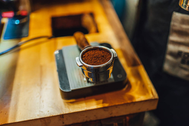 Barista broyage de café dans portafilter dans le café
 - Photo, image
