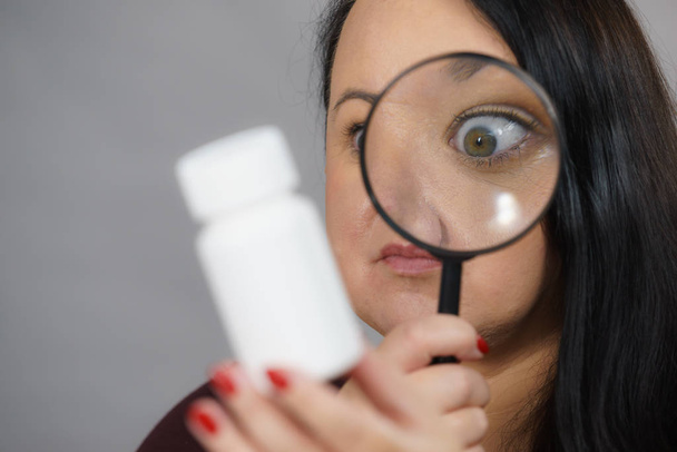 Frau untersucht Inhaltsstoffe von Medikamenten - Foto, Bild