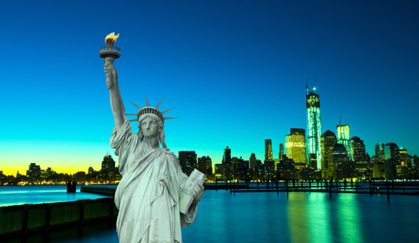 Freiheitsstatue mit New York in der Nacht - Foto, Bild