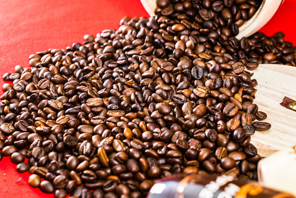 コーヒー、木製のコーヒー瓶、ローストコーヒー豆のカップ - 写真・画像
