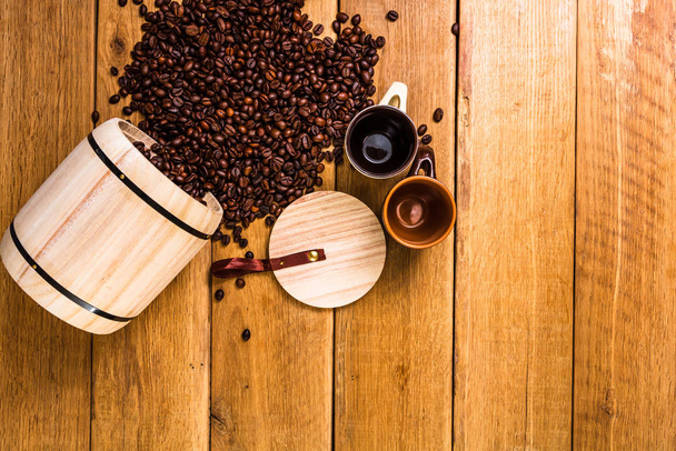 Tasse de café, grains de café torréfiés sur fond bois, café
 - Photo, image