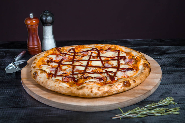 Пицца с барбекю на деревянном столе
 - Фото, изображение