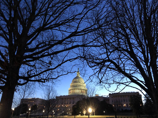 Kapitol Hill podczas impeachmentu  - Zdjęcie, obraz