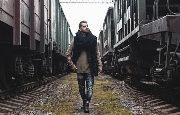 Портрет мужчины посреди поездов
. - Фото, изображение