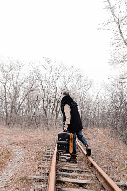 Ein Mann auf der Bahntreppe auf einer Reise aus dem Trubel. Archivbild. - Foto, Bild