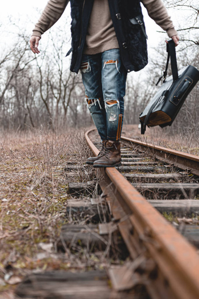 Muž na železničních schodech na cestě z ruchu a shonu. stock fotografie. - Fotografie, Obrázek