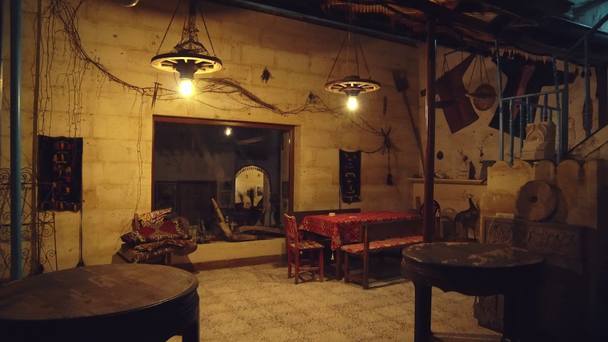 patio van het hotel 's nachts,' s nachts op de binnenplaats lopen, Turks hostel 's nachts - Video