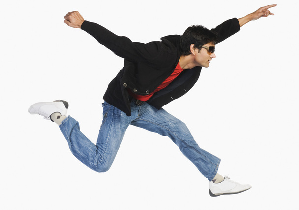 Man jumping in mid-air - Foto, afbeelding
