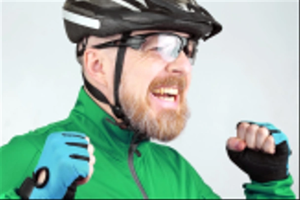 портрет счастливого смеющегося бородатого велосипедиста
 - Фото, изображение