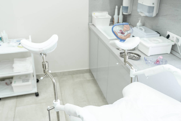 Silla ginecológica blanca vacía en el centro médico moderno
 - Foto, imagen