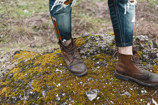 Ένας τύπος που περπατάει με άνετες μπότες πεζοπορίας. Μπότες close-up φωτογραφία αρχείου. - Φωτογραφία, εικόνα