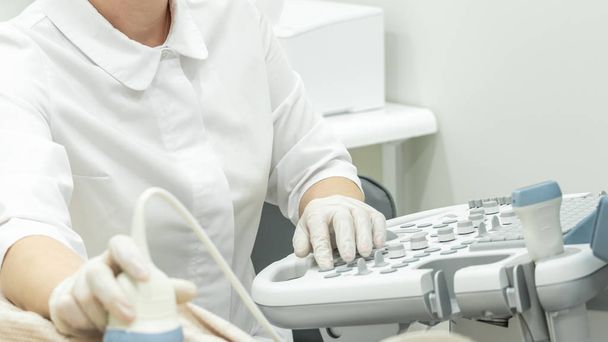 Doktor hasta teşhisi için ultrason tarayıcısı çalıştırıyor - Fotoğraf, Görsel