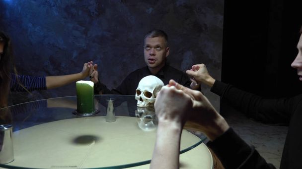 Istunto spiritismi ryhmä ihmisiä istuu pyöreän pöydän kädestä
 - Valokuva, kuva