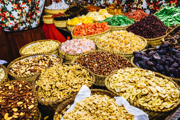 Delicious candied fruits and nuts for sale at a street market. - Fotoğraf, Görsel