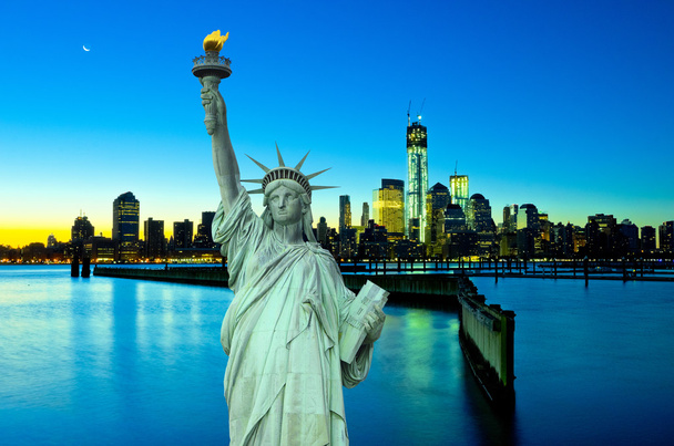 Özgürlük heykeli ile new york ar gece - Fotoğraf, Görsel