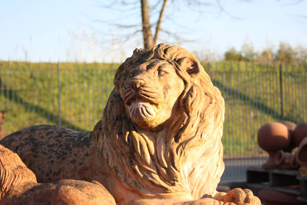 representação gigantesca do rei da floresta que é um leão com uma crina longa criada inteiramente em terracota para exposições e jardins
 - Foto, Imagem