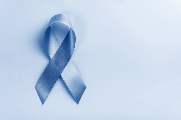 Ruban peint en couleur tendance de l'année 2020 Bleu Classique sur fond bleu, concept de sensibilisation au cancer de la prostate
. - Photo, image