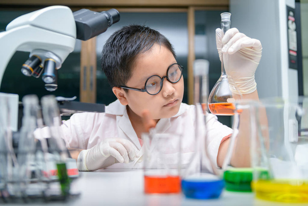 Kid scientist maakt experiment in chemisch laboratorium,  - Foto, afbeelding