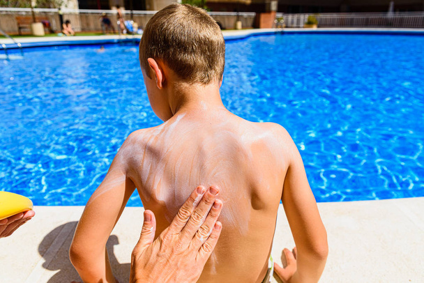 No verão, você tem que aplicar protetor solar de alto fator na pele para
 - Foto, Imagem