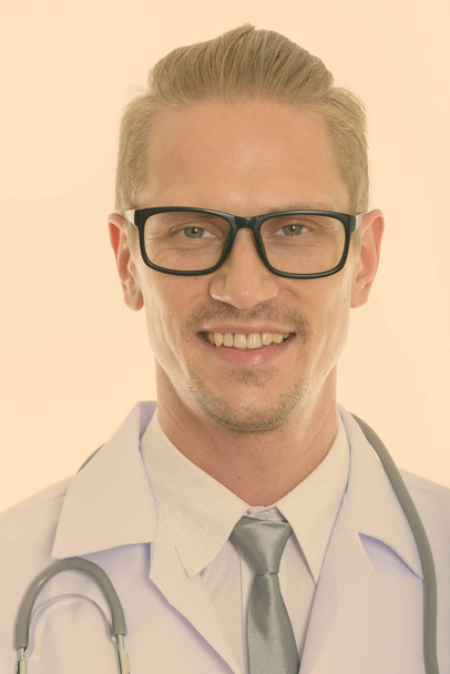 Boldog fiatalember orvos szemüveg viselése mosolygó arc - Fotó, kép