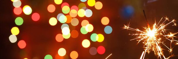 красиві блискавки на тлі гірлянди. красивий банер на Новий рік
. - Фото, зображення