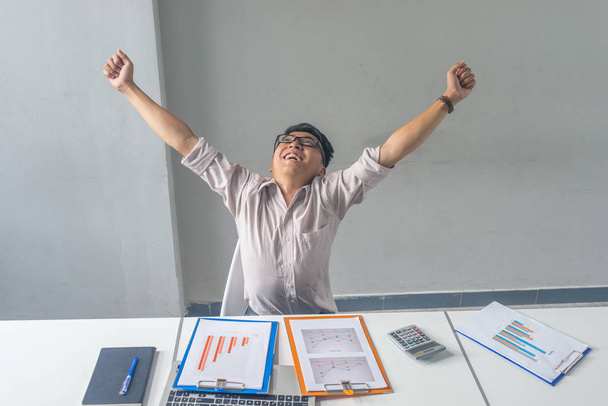 Empresario asiático celebra el éxito en la sala de negocios
 - Foto, Imagen