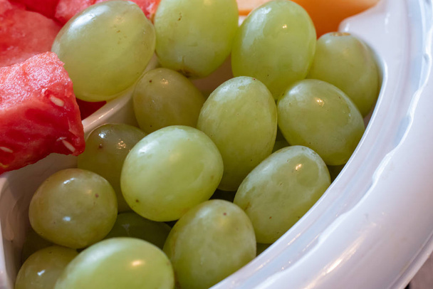 Uvas verdes servidas numa bandeja de plástico
 - Foto, Imagem