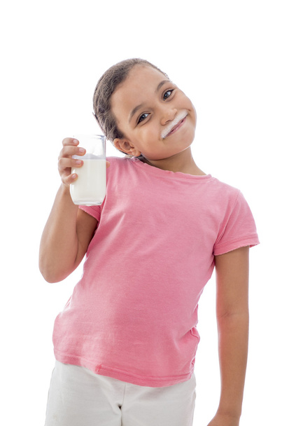 gelukkig meisje met glas melk - Foto, afbeelding