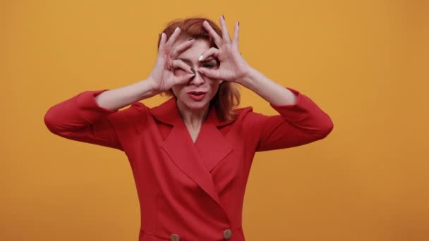 Attractive caucasian young woman doing binocular, glasses gesture on eyes - Filmagem, Vídeo