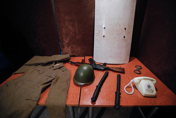 Ціль охоронця в румунських підземеллях Секурітате, де - Фото, зображення