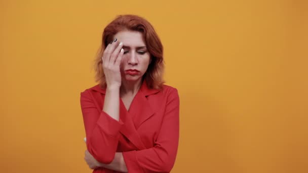 Csalódott kaukázusi nő eltakarja a szemét kézzel, a kamerába néz - Felvétel, videó
