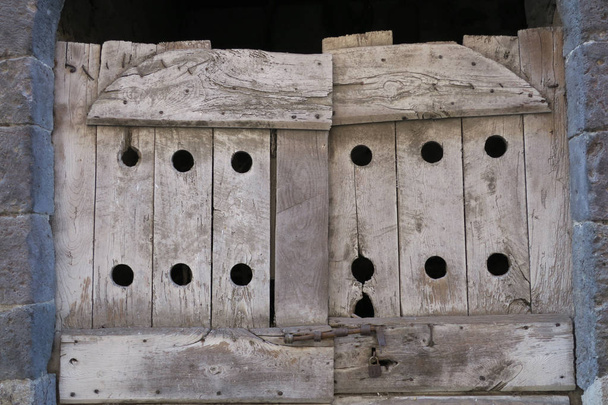 vieilles portes en bois avec des trous et une serrure rouillée
 - Photo, image