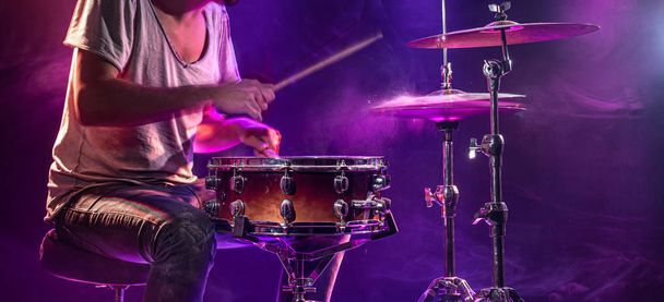 De drummer drumt. Mooie blauwe en rode achtergrond,  - Foto, afbeelding