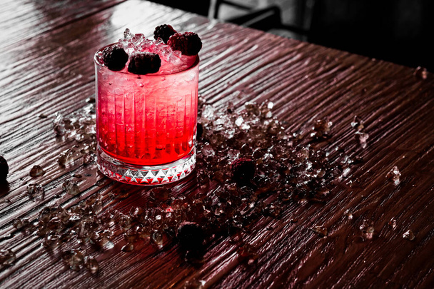 Cocktail alcoolique exotique coloré rouge et rose avec mûre sur la table en bois. Mojito rouge et rose
 - Photo, image