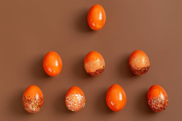 Beautiful Easter background with orange decorative eggs. - Foto, afbeelding