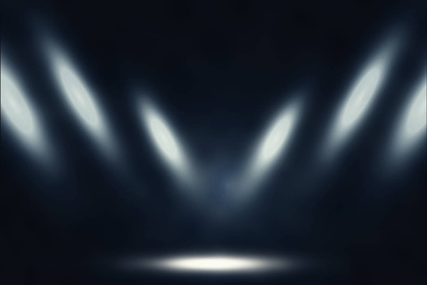 Studio donkere kamer van White podium met spot verlichting en mist in zwarte achtergrond.  - Foto, afbeelding