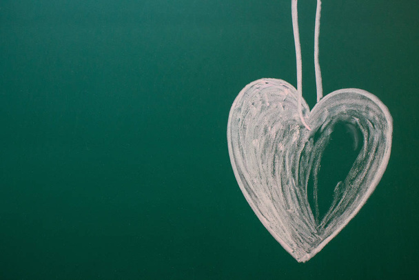 A heart drawn in white chalk on a green chalkboard - Fotoğraf, Görsel