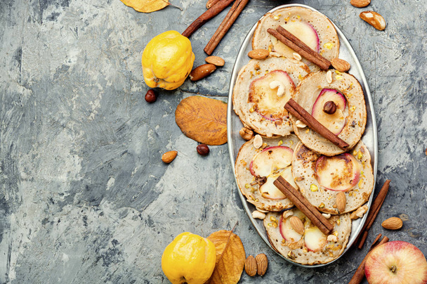 gebratene Pfannkuchen mit Äpfeln - Foto, Bild