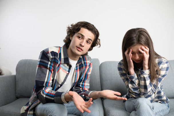 Fiatal férfi és nő kapcsolata válságban van - Fotó, kép