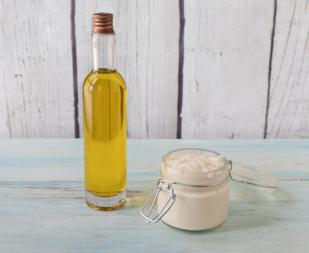 Crème visage à l'huile d'argan maison, dans un bocal en verre avec une bouteille d'huile sur le côté
 - Photo, image