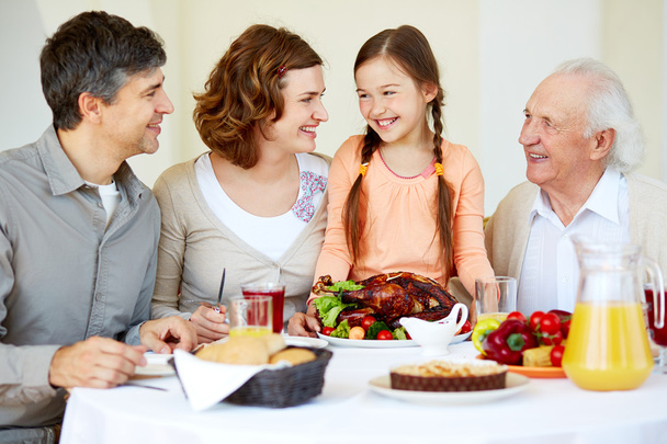 familie aan tafel voor thanksgiving - Foto, afbeelding