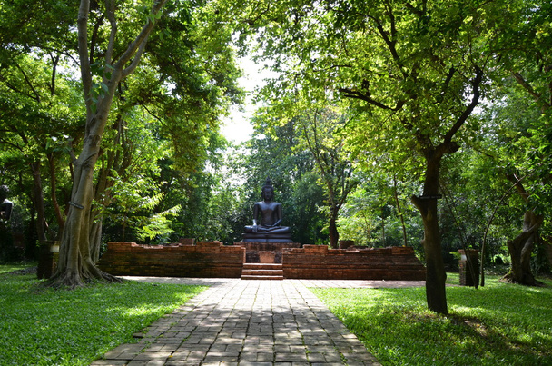 Una réplica de Buda en el jardín
 - Foto, Imagen