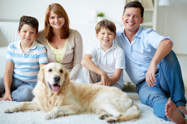 Семья с собакой - Фото, изображение