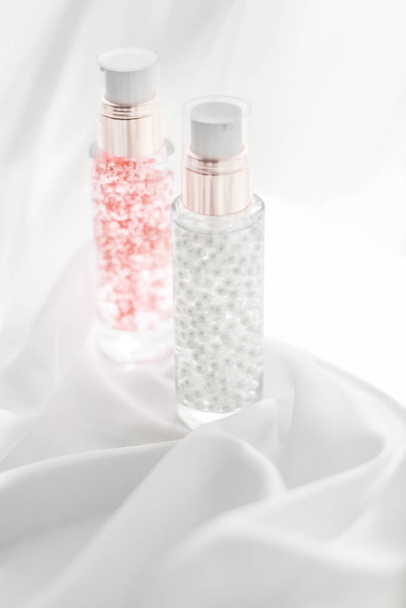 Sérum de soin et flacon de gel d'apprêt de maquillage, lotio hydratant
 - Photo, image